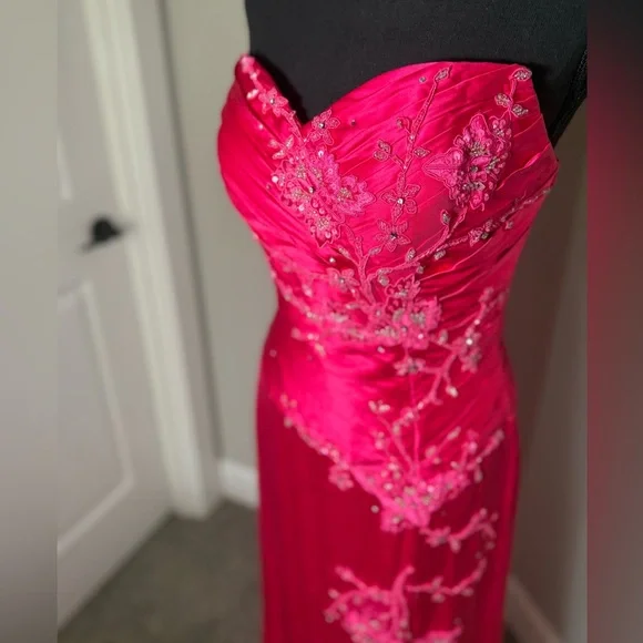 Paris by Mori Lee Strapless Fuchsia Pink Gown Floral Embroidery & Gems SZ 8 NEW